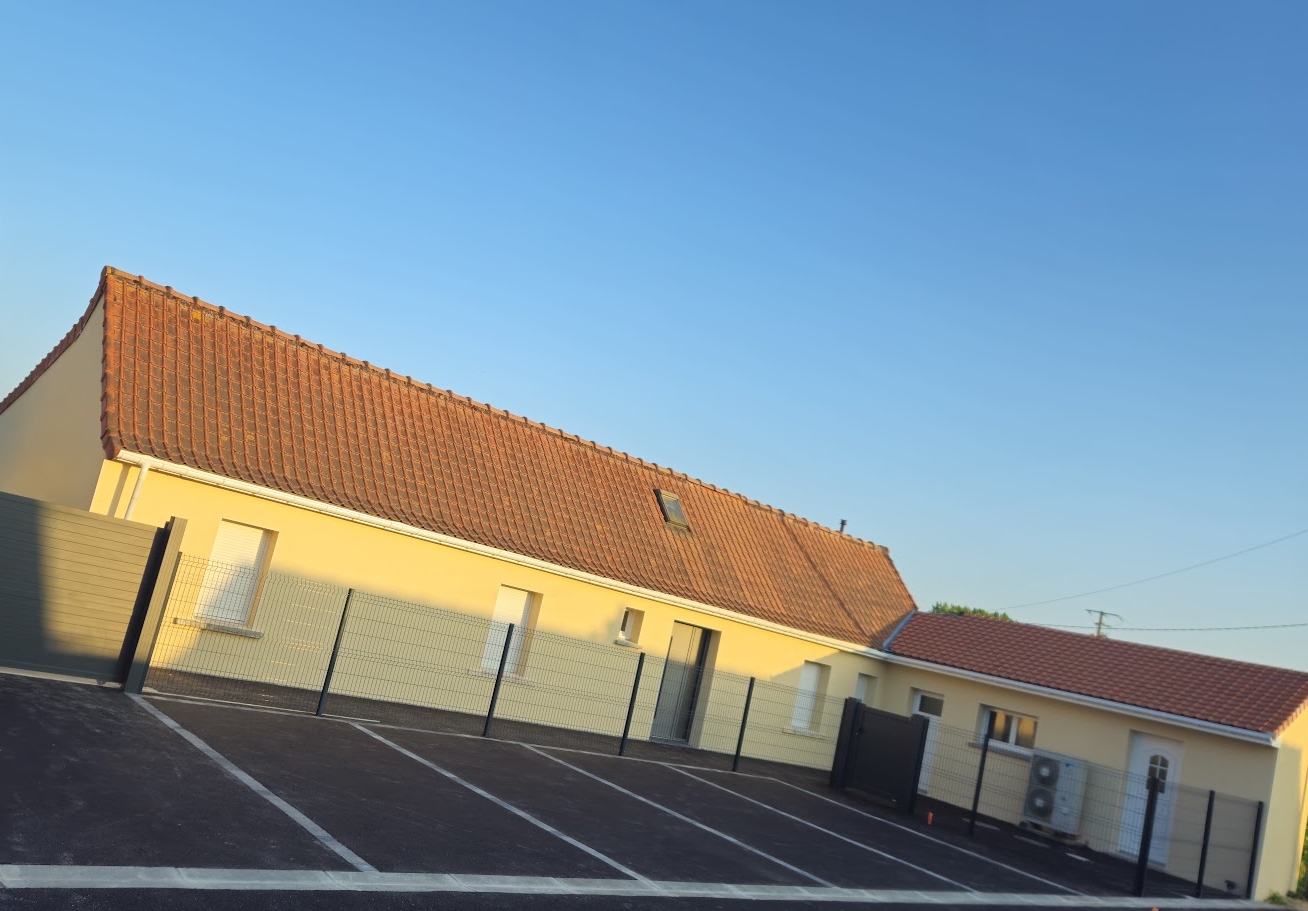 Façade de la Maisonnée des Châtaigniers avec parking privatif et clôture sécurisée